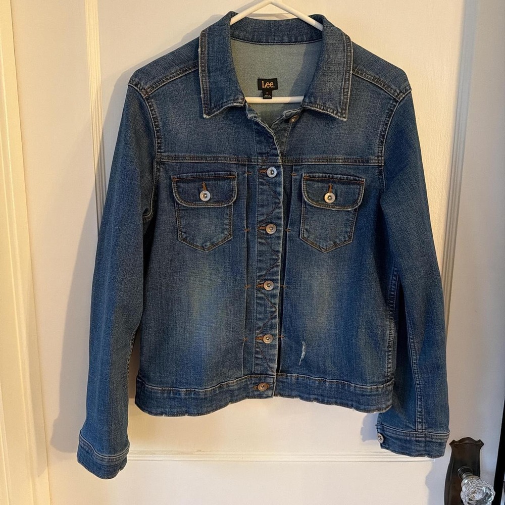 Lee Womens Medium Wash Denim Trucker Jacket Size M Distressed Stretch Blue